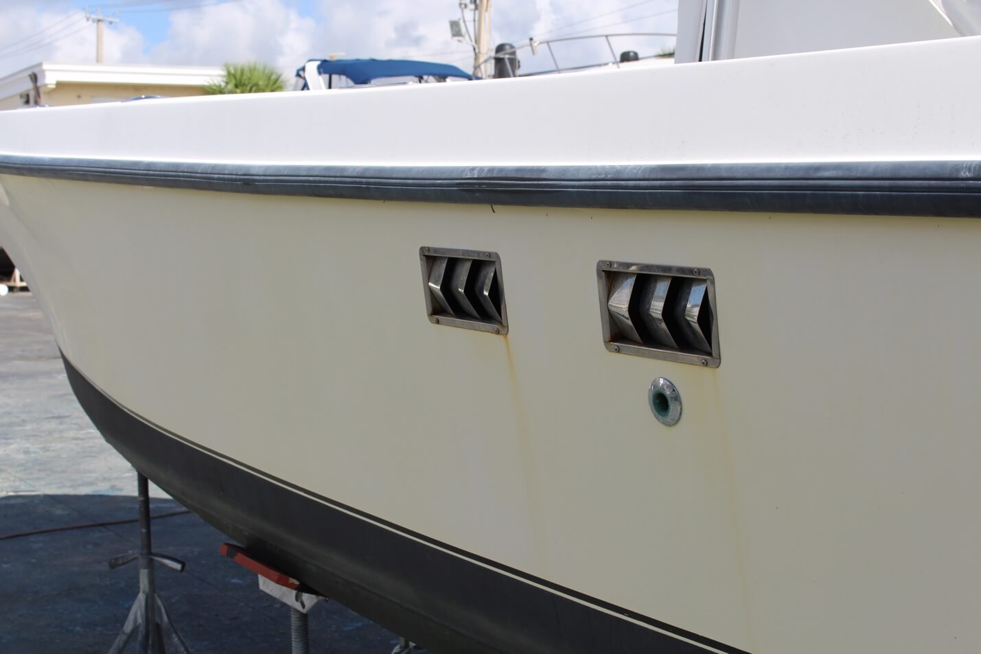 Yellow stains and oxidization on the hull of a SeaVee